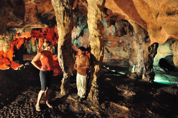 O guia nos leva pela caverna de Lol-Tun, no Yucatán, no sul do México